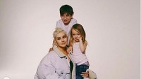 Christina Aguilera masih terlihat keren, saat melakukan pemoretan bersama kedua anaknya. Foto: Instagram Christina Aguilera