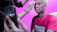 Untuk membuat efek lebam yang dramatis, Mori menggunakan wax tertentu.  Foto: Screenshot YouTube Young Lex