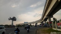 Terlihat banyak penumpang menangis dan terlihat ketakutan karena kereta berhenti tiba-tiba di atas ketinggian.