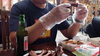 Husband pampering himself with ribs, tulisnya saat makan bersama sang suami. Tuh kan, pasangan ini emang doyan kulineran bareng! Foto: Instagram laurabas