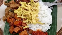 Salah satu nasi bogana populer di Pasar Modern BSD. Selalu disajikan di atas daun pisang atau dibungkus daun pisang sebagai ciri khas bogana. Foto : Instagram @wawanchronoz