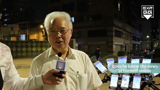 Kakek 70 Tahun Ini Main Pokemon Go Pakai 9 Smartphone
