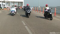 Menhub menunggangi Honca PCX, sementara Menlu memilih Honda Beat. Foto: Muhammad Idris/detikcom