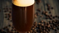 Irish Coffee diciptakan pada tahun 1940-an oleh bartender yang menambah sedikit whiskey ke dalam kopi. Kini, Irish Coffee merupakan perpaduan antara kopi panas, whiskey Irlandia, gula merah dan krim kocok yang kental. Foto: Istock
