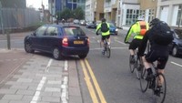 Jalur sepeda menukik tajam. Pengguna sepeda malah diarahkan ke pejalan kaki. (Foto: mirror.co.uk/twitter @citycyclists).