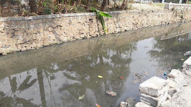 Kali Kranji menghitam gara-gara sampah.