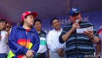 Alex Noerdin didampingi Puan Maharani membacakan pemenang.