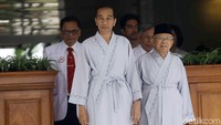 Jokowi dan KH Maruf Amin kompak berbaju pasien abu-abu.