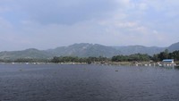 Foto: detikTravel sempat mengitari Waduk Saguling dengan menaiki perahu yang disewakan oleh warga. Saat menaiki perahu dan mengitari Waduk Saguling, kita dapat melihat gunung-gunung yang menjulang tinggi dan mengelilinginya sejauh mata memandang (Wisma/detiktravel)