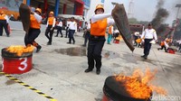 Para peserta mengikuti lomba ketangkasan pencegahan kebakaran di Lapangan Dinas Gulkarmat, Jakarta, Minggu (12//8/2018).