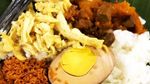 Sedap! Nasi Komplet Khas Tegal Ini Enak Dinikmati di Minggu Pagi