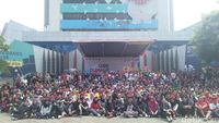 Para relawan yang ikut bersihkan sampah GBK. 