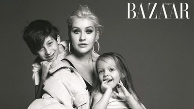 Swag! Gaya Christina Aguilera Foto Bareng Anak