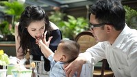 So sweet! Begini gaya Owen saat menyuapi yang bunda. Mommy dapet pocky,  tulis Laura disertai dengan emotikon senang. Foto: Instagram laurabas