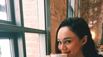 Ini Gaya Si Sexy Brianna Simorangkir Saat Ngopi dan Beli Sate Pinggir Jalan