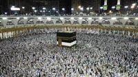 Umat Muslim melakukan ibadah Haji di Masjidil Haram, Makkah