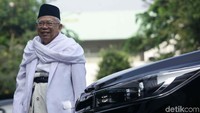 Maruf datang dengan mengenakan baju koko putih dengan peci dan sarung warna senada.