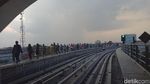 Penampakan Penumpang Susuri Rel karena LRT Palembang Mogok