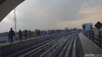 Kereta mogok pada Minggu (12/8/2018) sekitar pukul 16.30 WIB. Akibatnya para penumpang harus turun dari kereta dan berjalan kaki di atas walkway yang telah disiapkan sebagai fasilitas evakuasi ke stasiun terdekat.