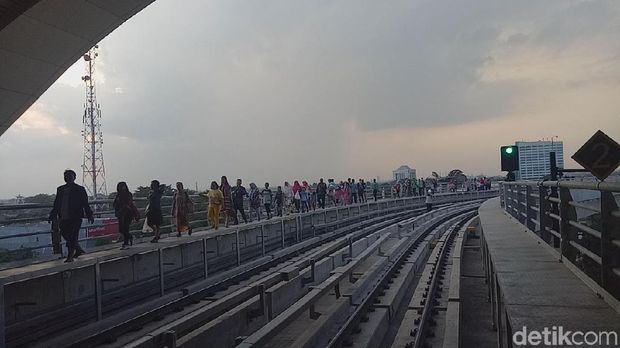 LRT Palembang sempat mogok dan membuat penumpang harus jalan kaki menuju stasiun