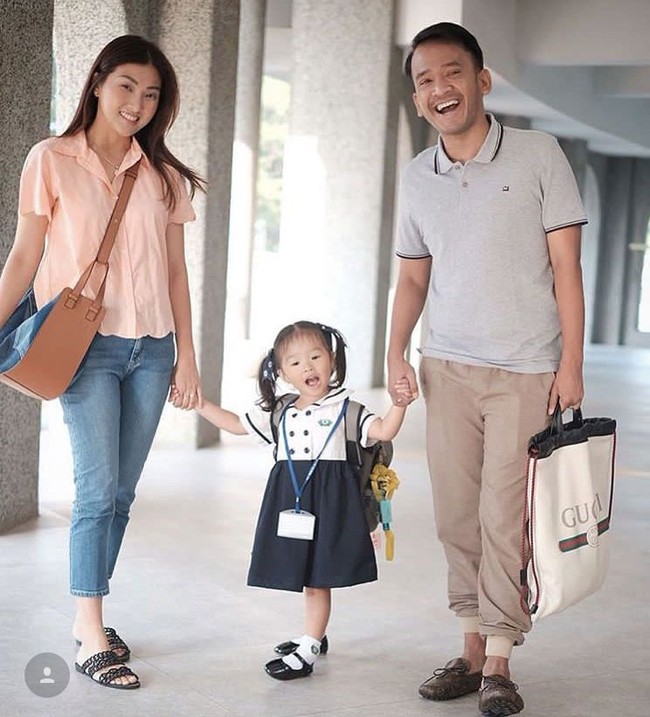 Bersama Sarwendah mengantar buah hati mereka, Thalia, sekolah, Ruben Onsu tampil casual. Namun ada harga yang tidak mura di balik gayanya yang casual itu. Ruben terlihat memakai sepatu moccasin Louis Vuitton dan tas dari brand Gucci yang total harganya bisa mencapai puluhan juta rupiah. Foto: Dok. Instagram