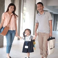 Bersama Sarwendah mengantar buah hati mereka, Thalia, sekolah, Ruben Onsu tampil casual. Namun ada harga yang tidak mura di balik gayanya yang casual itu. Ruben terlihat memakai sepatu moccasin Louis Vuitton dan tas dari brand Gucci yang total harganya bisa mencapai puluhan juta rupiah. Foto: Dok. Instagram