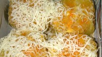 Singkong rebusnya dibentuk segi empat lalu digoreng kering. Taburannya keju bubuk dan keju cheddar parut. Mantap! Foto : Instagram @taunyamakan