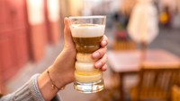 Masyarakat Pulau Canary di Spanyol punya kopi barraquito yang jadi andalan. Racikannya terdiri dari kopi bercita rasa kuat, susu panas, susu kental manis, kayu manis, parutan kulit lemon dan liquor Tía María atau 43. Foto: Istock