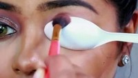 Membentuk mata yang tegas dan cantik bisa menggunakan eye shadow. Tapi kalau nggak pede dan takut hasilnya berantakan, ambil sendok dan jadikan alat penanda di mata. Foto: Istimewa