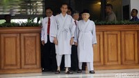 Jokowi dan KH Maruf Amin sempat keluar RSPAD Gatot Subroto untuk menyapa awak media.