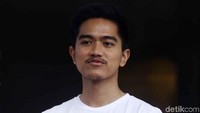 Tangan dan lengan Kaesang tampak kekar.
