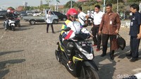 Menlu tiba di tujuan dengan selamat. Imej emak-emak yang suka ngawur saat mengendarai motor sama sekali tak tercermin dari gaya berkendaranya. Foto: Muhammad Idris/detikcom