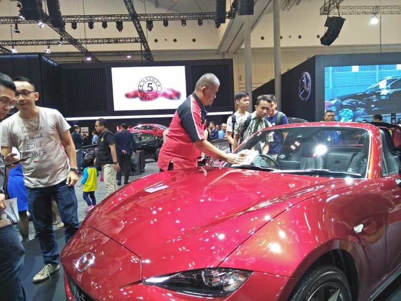 Para pembersih mobil di pameran GIIAS. Foto: Ruly Kurniawan Para pembersih mobil di pameran GIIAS. Foto: Ruly Kurniawan