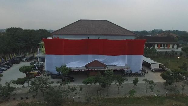Sambut HUT RI, Polres Tangerang 'Dibungkus' Merah-Putih Raksasa