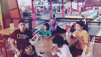Meski sibuk di dunia politik, Yenny tetap tidak melupakan perannya sebagai seorang ibu. Ia tetap meluangkan waktunya untuk bermain dengan anak-anaknya, sambil menikmati es krim. Foto: Instagram @yennywahid
