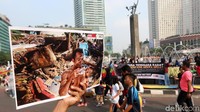 Relawan Aksi Cepat Tanggap (ACT) membawa foto-foto kondisi korban gempa Lombok.
