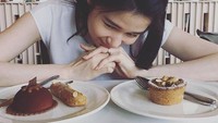 I love you.. Yes you..  And you,  tulisnya. Wah, kayaknya pemeran Matahari di serial Sunshine ini penyuka dessert manis. Semuanya ingin dia makan. Foto: Instagram laurabas