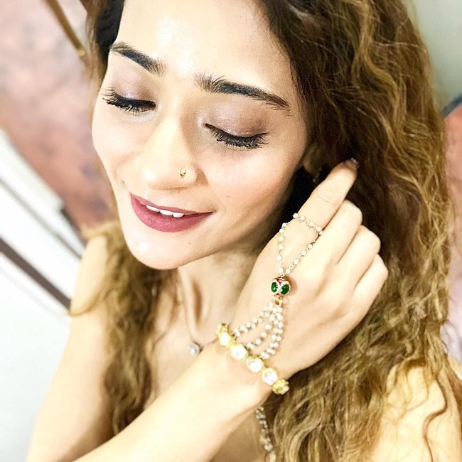 Ini Sara Khan, aktris Bollywood yang belum lama ini memicu kemarahan di India setelah ia memposting foto di Instagram mengenakan bikini saat liburan di Dubai. Foto: Instagram @ssarakhan