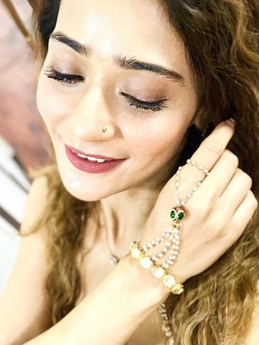 Sara Khan dihujat netizen dan menyuruhnya pindah agama karena pakai bikini