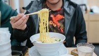 Yak memang seenak itu, tulisnya saat berada di Ginza Kagari, Jepang. Duh, kayaknya makanan di sana cocok di lidah pria kelahiran 1 Maret 1987 itu.Foto: Instagram astaandoko