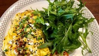 Kalau ingin rasa yang lebih berani, taburi scrambled egg dengan cabe kering dan daun bawang cincang. Foto : Instagram @ cherlyn17