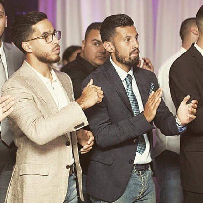 Gaya Stefano memadukan jas formal beserta dasinya dan jeans. Tetap keceh! Foto: Instagram/stefanolilipaly