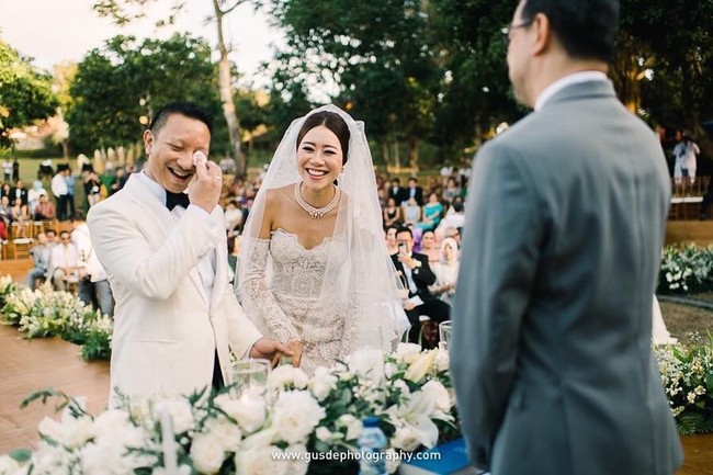 Anggota DPR RI dari fraksi Gerindra, Aryo Djojohadikusumo, terlihat menangis bahagia usai dinyatakan resmi suami dan istri dengan Sachi. Upacara pemberkatan Aryo dan Sachi digelar secara privat di vila keluarga sang mempelai pria di Bali dengan dipimpin pendeta Jeffrey Rachmat.Foto: Instagram erikajennings