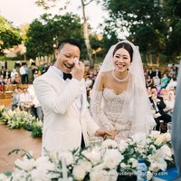 Anggota DPR RI dari fraksi Gerindra, Aryo Djojohadikusumo, terlihat menangis bahagia usai dinyatakan resmi suami dan istri dengan Sachi. Upacara pemberkatan Aryo dan Sachi digelar secara privat di vila keluarga sang mempelai pria di Bali dengan dipimpin pendeta Jeffrey Rachmat.Foto: Instagram erikajennings