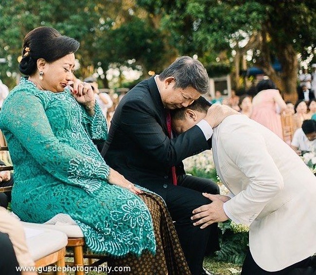 Ini adalah momen ketika Aryo Djojohadikusumo melakukan sungkeman pada kedua orangtuanya Hashim Djojohadikusumo dan Anie Hashim Djojohadikusumo. Foto: Instagram aryodjo
