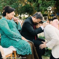 Ini adalah momen ketika Aryo Djojohadikusumo melakukan sungkeman pada kedua orangtuanya Hashim Djojohadikusumo dan Anie Hashim Djojohadikusumo. Foto: Instagram aryodjo