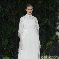 Fashion show gaun pengantin dari Sapto Djojokartiko di Grand Hyatt Jakarta Wedding Fair 2018, Jumat [10/8/2018]. Foto: Mohammad Abduh/Wolipop