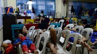 Sementara yang lain tidur di bangku plastik (Foto: Dok. REUTERS/Eloisa Lopez)