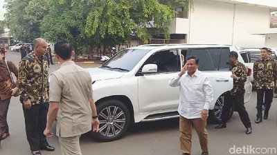 Foto: Salam Hormat Prabowo Saat Tiba di RSPAD untuk Tes Kesehatan