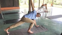 Sandiaga tampak santai melakukan yoga di MesaStila Magelang. Resor merah ini adalah salah satu bisnis miliknya (sandiuno/Instagram)